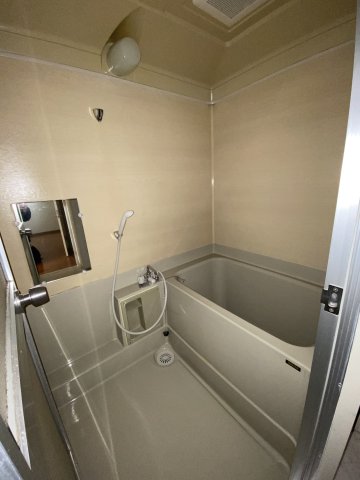バス・シャワールーム　浴室は綺麗な状態です