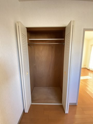 収納　建物左側洋室にも収納ございます