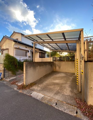 駐車場　右側屋根付き駐車場は20 000円、左側駐車場は15 000