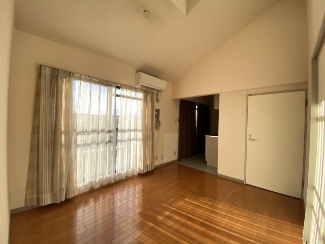 居室・リビング　リビングは天井が高く開放感があります