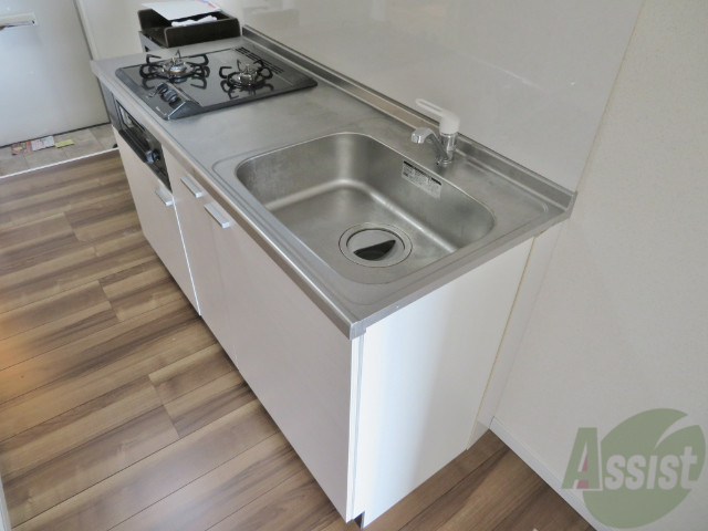 キッチン　ガスコンロも設置済みで、引っ越し初日から快適ですね