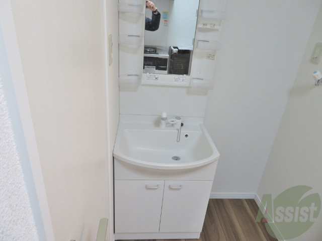 洗面設備　洗面台も有り、朝の支度がはかどりますね。