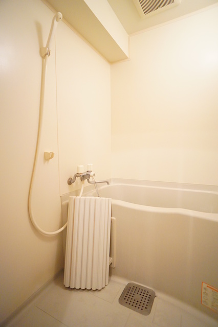 バス・シャワールーム　清潔感のある浴室で、１日の疲れを癒しリラックスできます。