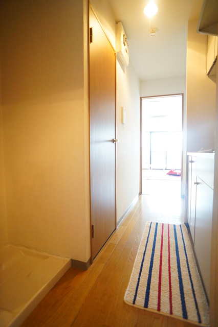 玄関　玄関には広々とした下駄箱が設置されています♪