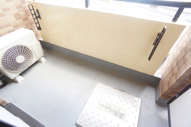 バルコニー　バルコニーがあるので洗濯物を太陽の下で干すことができます♪