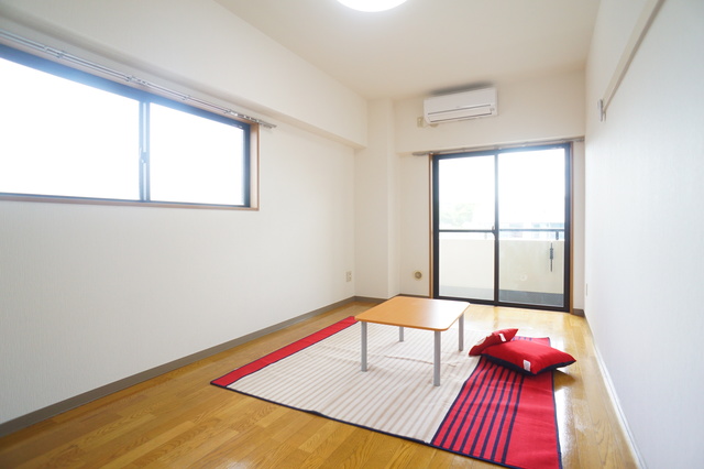 居室・リビング　２面採光風通し良好です☆※家具付ではございません。