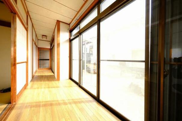 バルコニー　日当たりの良い縁側。洗濯も干せそうな広さと日当たり