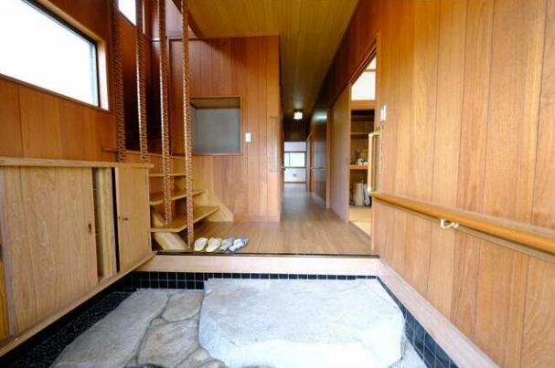 玄関　広々な玄関。靴棚あり