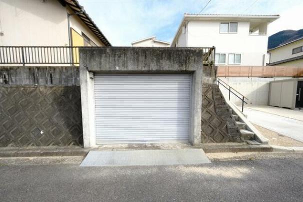 駐車場　大型ミニバンも駐車可能（サイズをご確認ください）