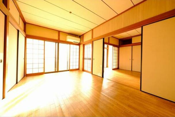 居室・リビング　日当たり良好。襖を取ると、さらに広々