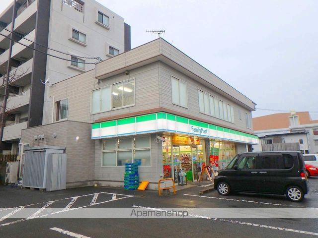 コンビニ　ファミリーマート（コンビニ）まで558m