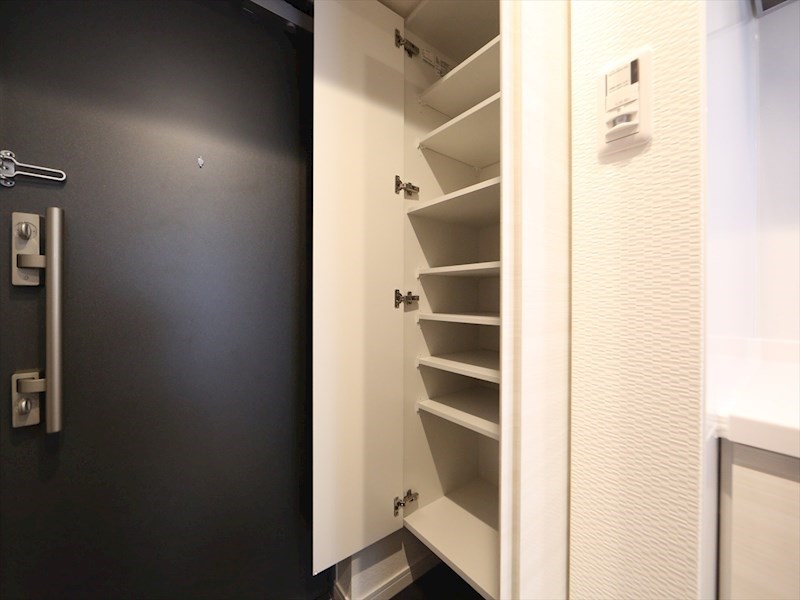 玄関　玄関　シューズボックス付（収納充実してます）