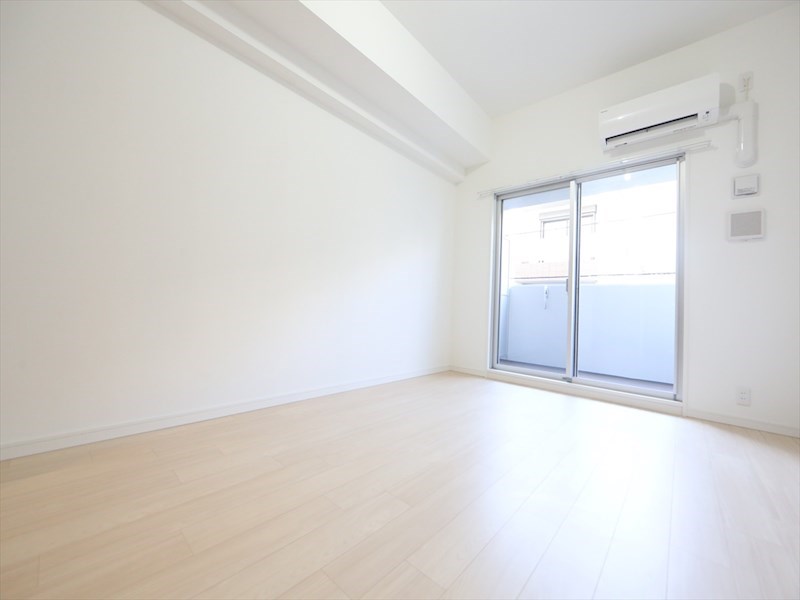 バルコニー　洋室9.4帖　エアコン完備　バルコニー