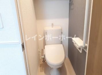 トイレ　落ち着いた色調のトイレです