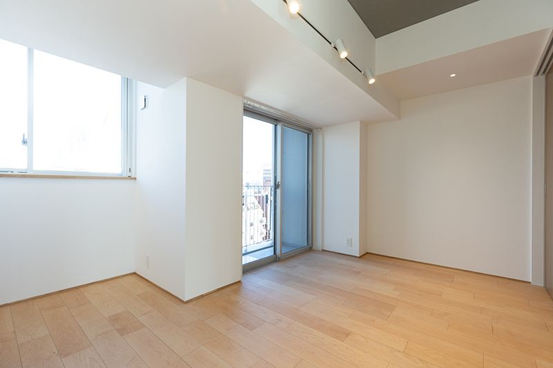 居室・リビング　落ち着いた色合いの床材を使用した居住空間です。