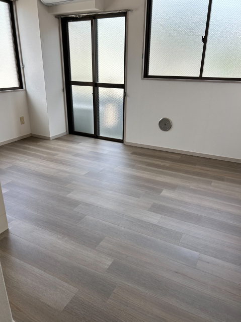 居室・リビング　同物件別室です。