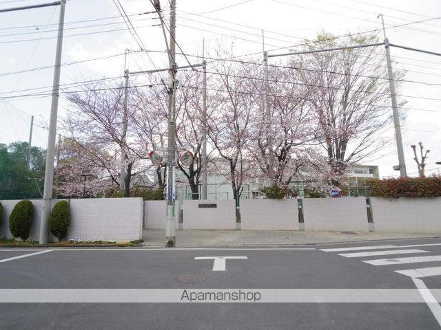 中学校　三鷹市立第三中学校（中学校）まで717m