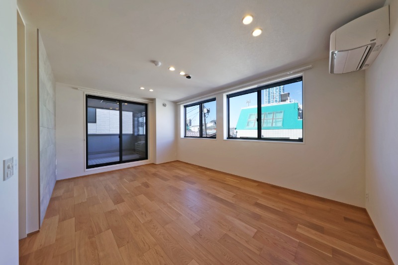 居室・リビング　２面採光のリビング