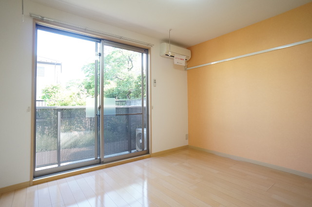 居室・リビング　南に面した洋室は採光・通風に優れた心地よい空間です！