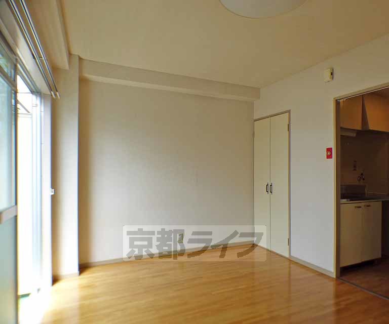 居室・リビング　京都工芸繊維大学まで徒歩２分の物件です。３階の南向きで...