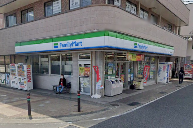 コンビニ　ファミリーマート（コンビニ）まで797m