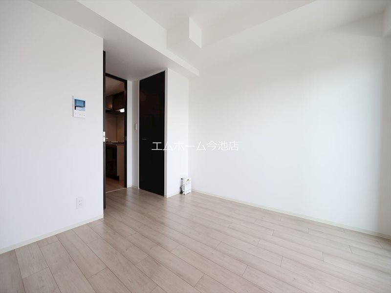 居室・リビング　洋室7.1帖　エアコン付　収納充実　南向バルコニー