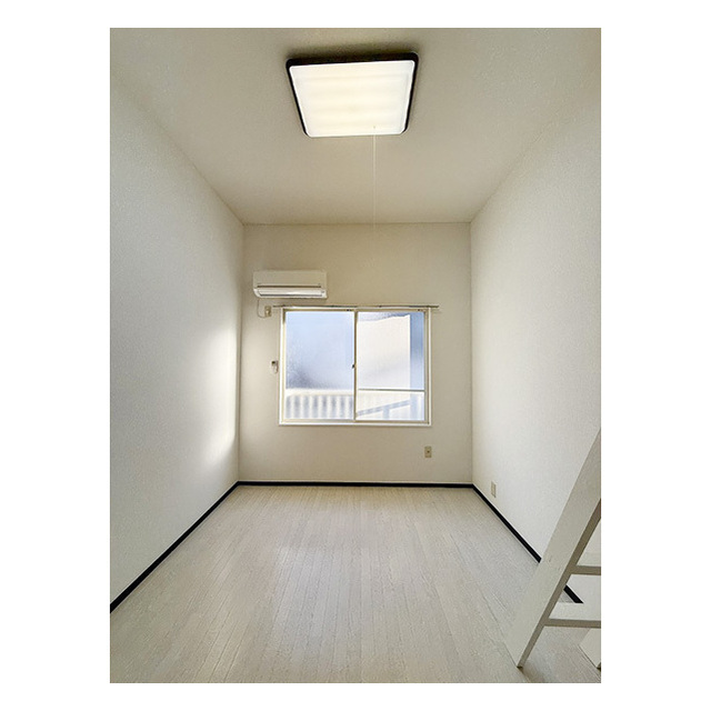 居室・リビング　白を基調とした洋室６帖