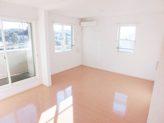 居室・リビング　窓も多く明るいリビングです