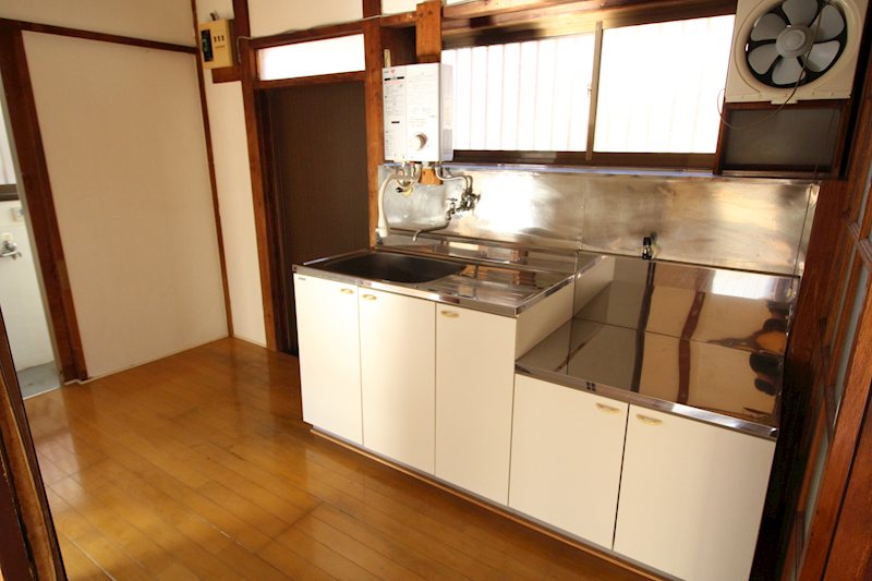 キッチン　※同間取りの別室のお写真となります。