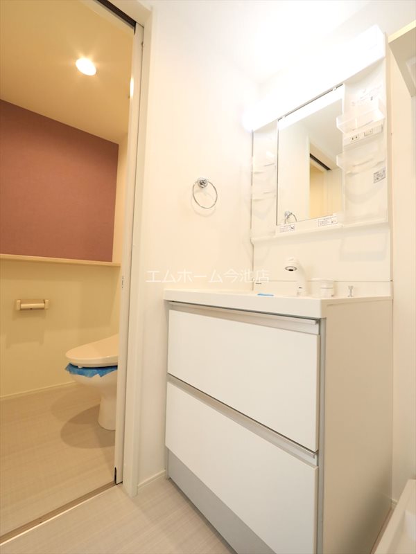 洗面設備　脱衣所　独立洗面台（シャンプードレッサー付）同仕様写真