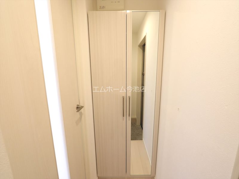 玄関　玄関　シューズボックス充実　同仕様写真