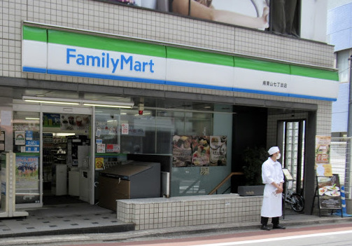 コンビニ　ファミリーマート 南青山七丁目店（コンビニ）まで979m