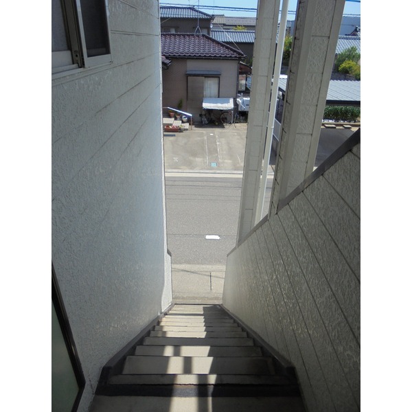 建物外観　共用階段