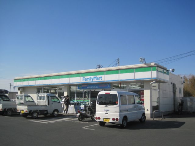 コンビニ　ファミリーマート（コンビニ）まで650m