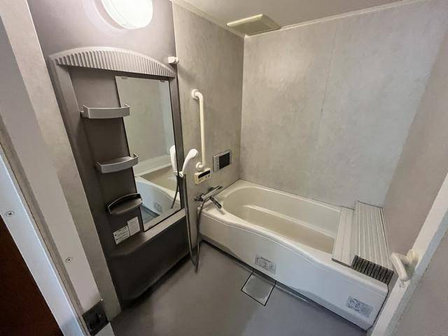 バス・シャワールーム　ゆったりサイズのバスルームです