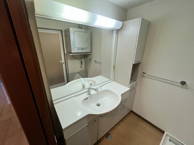 洗面設備　大きな洗面です