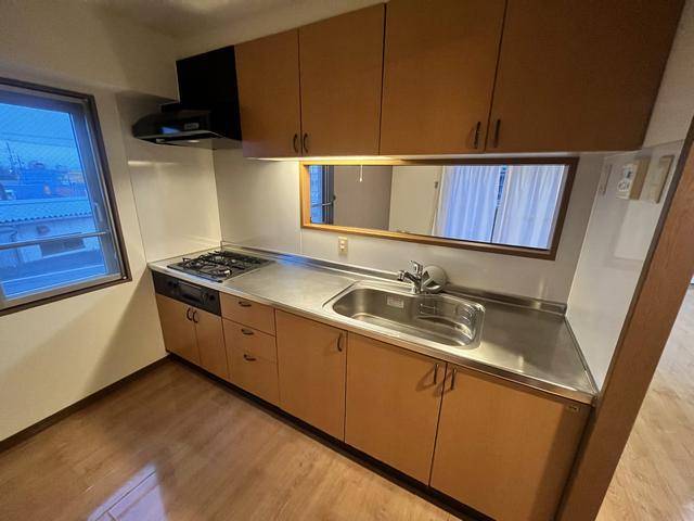 キッチン　大きなシステムキッチン完備です