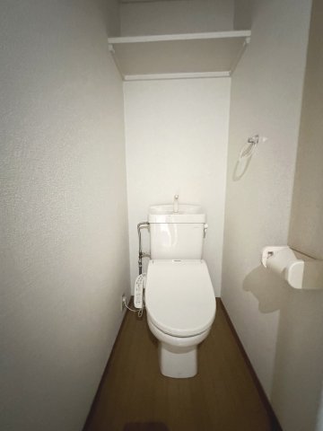 トイレ　同間取りの1Fお部屋　トイレ、物置棚あり