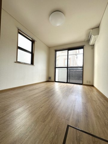 居室・リビング　同間取りの1Fお部屋　２面採光の約6帖洋室