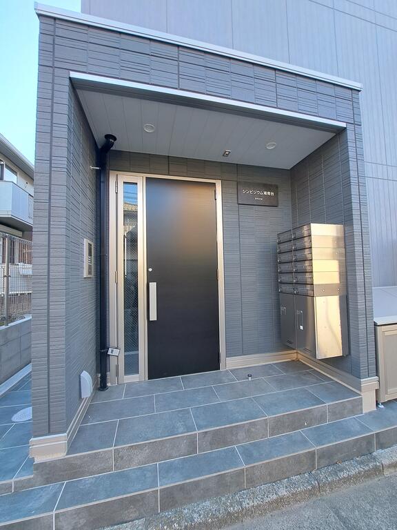 エントランス　★来訪者を確認できるモニターホンとオートロックが連動。