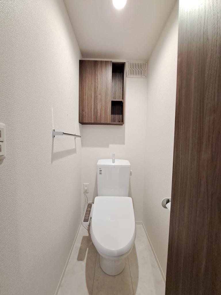 トイレ　★温水洗浄便座付きのトイレ（上部に棚あり）