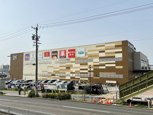 ショッピングセンター　iiNEマルシェ（ショッピングセンター）まで560m