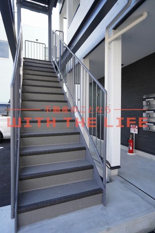 エントランス　落ち着いたエントランスです