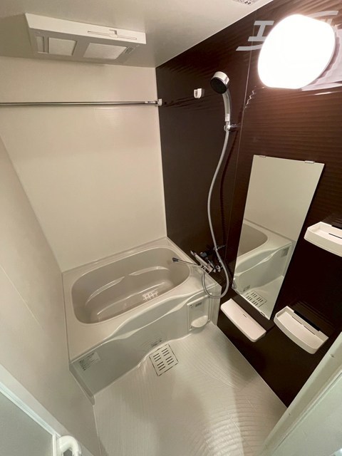 バス・シャワールーム　バスルームです