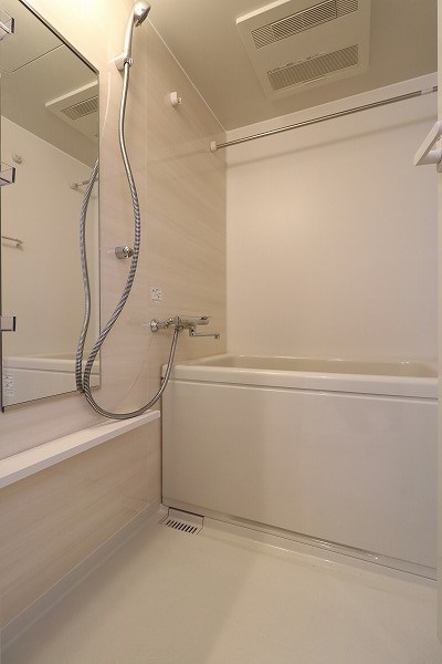 バス・シャワールーム　浴室乾燥機の浴室です。