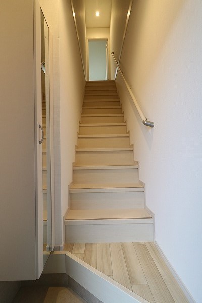 玄関　玄関には姿見付シューズボックスがあります。