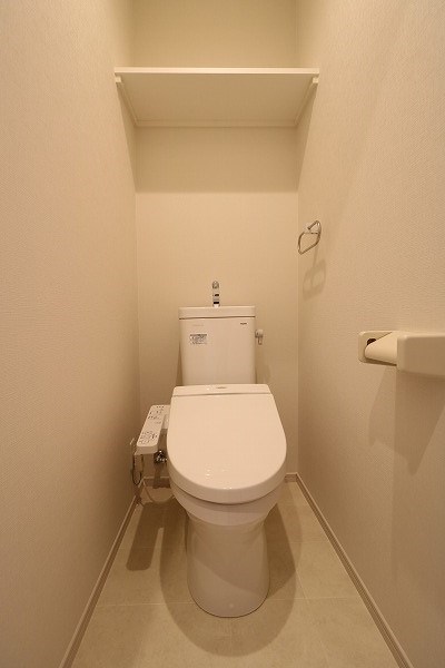 トイレ　トイレは温水洗浄暖房便座が付いてます。