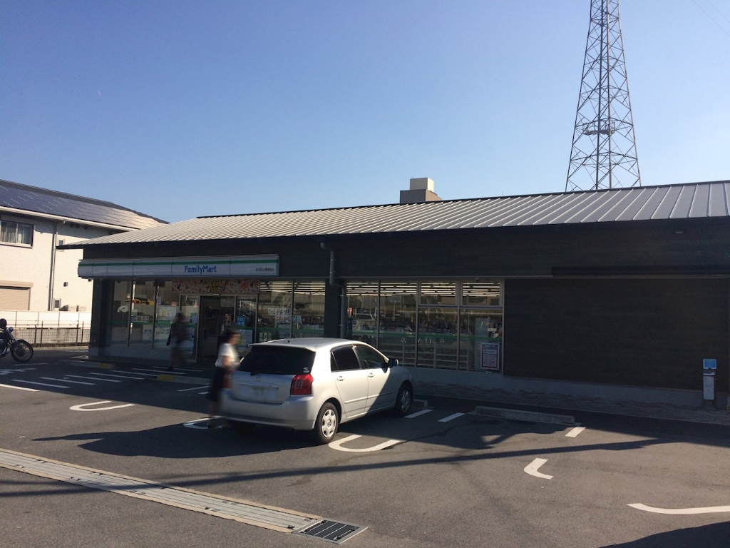 コンビニ　ファミリーマート 伏見小栗栖店（コンビニ）まで77m