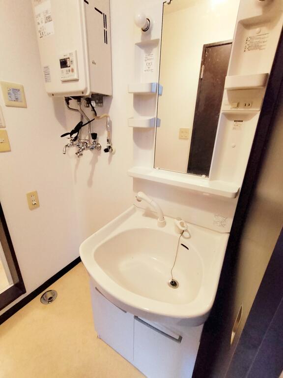 洗面設備　朝の身支度に便利な洗面台です♪