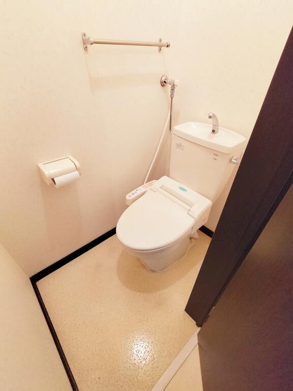 トイレ　嬉しいウォシュレット付きのトイレ！便座温かいですよ♪